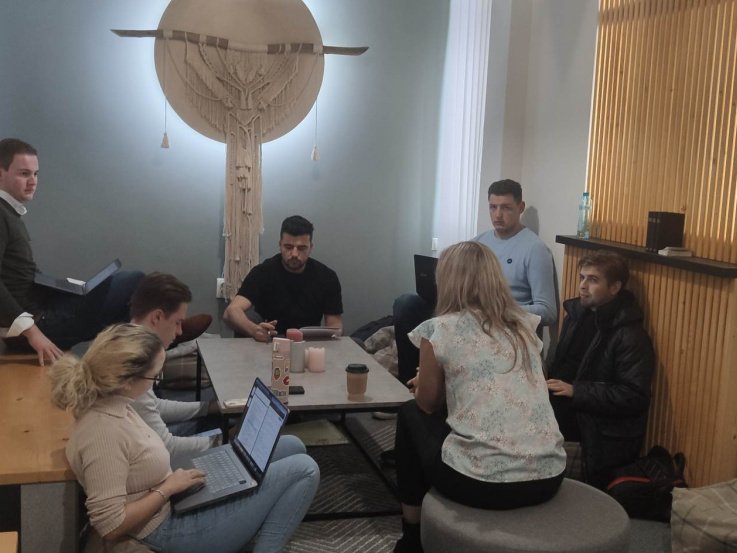 Angol nyelvű gazdasági projekt a PKE hallgatói számára