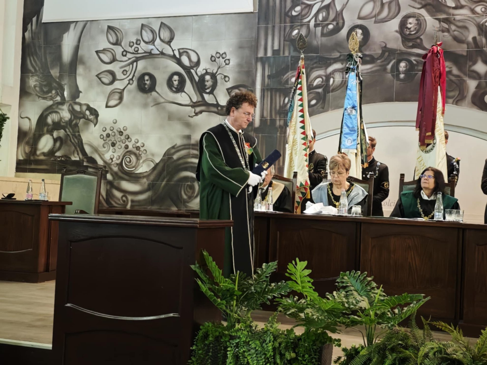 A Miskolci Egyetem Doctor Honoris Causa rangos elismerését vette ma át a PKE rektora, Dr.Pálfi József professzor