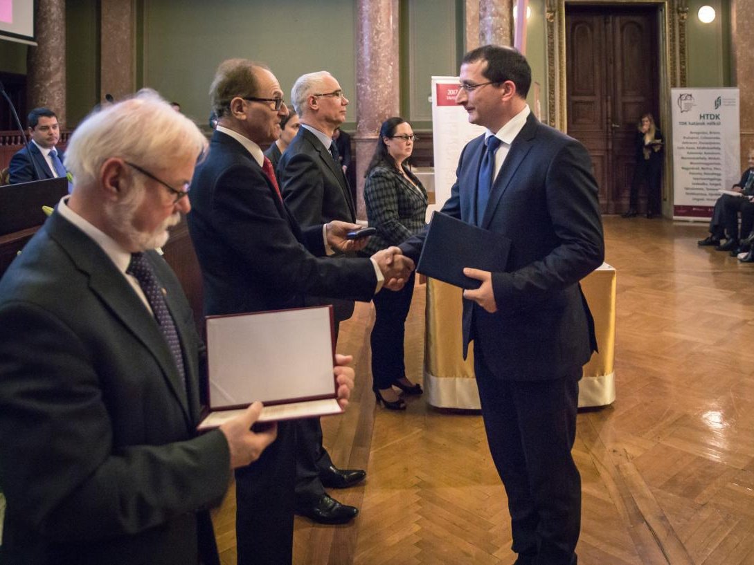 Dr. Verók Attila, az Eszterházy Károly Egyetem tanszékvezetője, docense, aki egyetemünk oktatója is