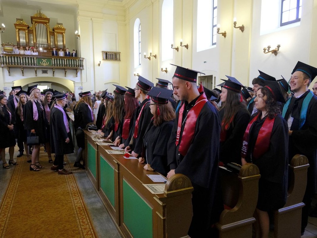Elballagtak a Partiumi Keresztény Egyetem végzősei. A rengeteg mosoly és az izgatott arcok mellett családtagok, rokonok, barátok, ismerősök örömkönnyeit is láthattuk a nagyváradi Partiumi Keresztény Egyetem 