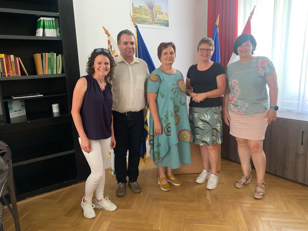 „Összekapcsolódni a másokról való gondoskodás egyetemes élménye által”